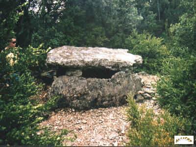 Le côté du dolmen