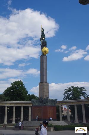 monument sovietique 1