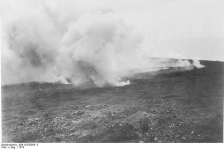 Bundesarchiv Bild 183-R06111 Verdun Sperrfeuer explodierende Granaten