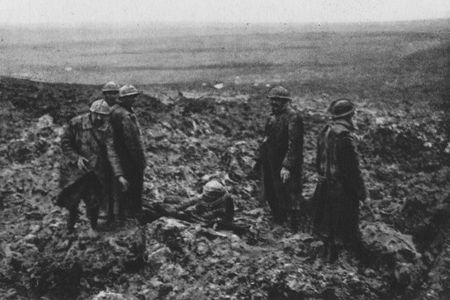 Krankentrager suchen die Umgebung Fort Thiaumont nach Verwundeten ab