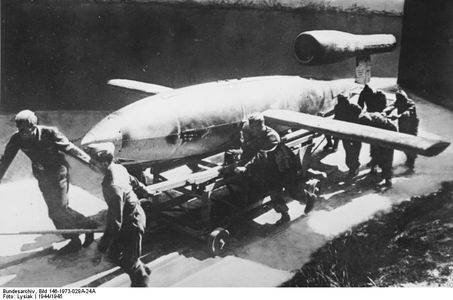 Bundesarchiv_Bild_146-1973-029A-24A,_Marschflugkorper_V1_vor_Start