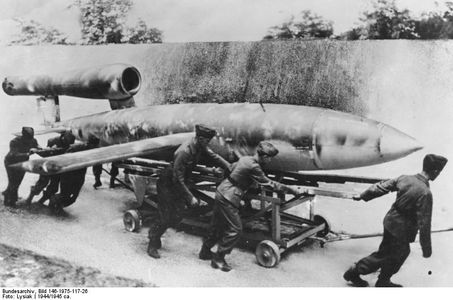 Bundesarchiv_Bild_146-1975-117-26,_Marschflugkorper_V1_vor_Start