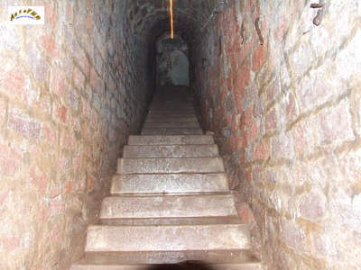 l'escalier de l'abri caverne