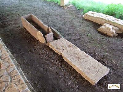 un sarcophage et une dalle