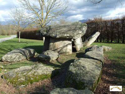 vue rapprochée du dolmen