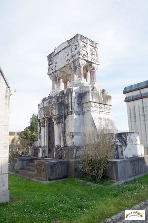 monument 12