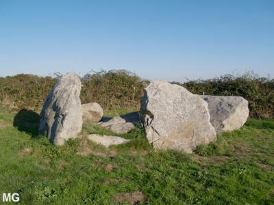 le dolmen ruiné