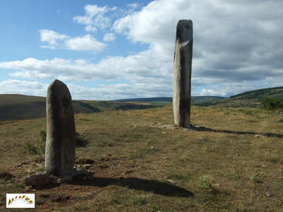 les menhirs V12 et V13