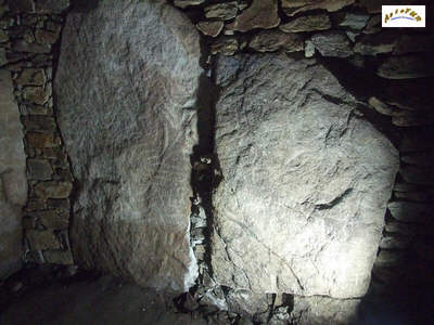 les 2 dalles à droite du dolmen 3