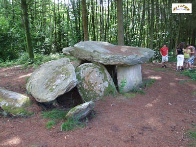 le côté du dolmen