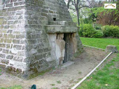 l'entrée de la pyramide