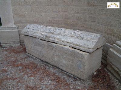 sarcophage à l'entree