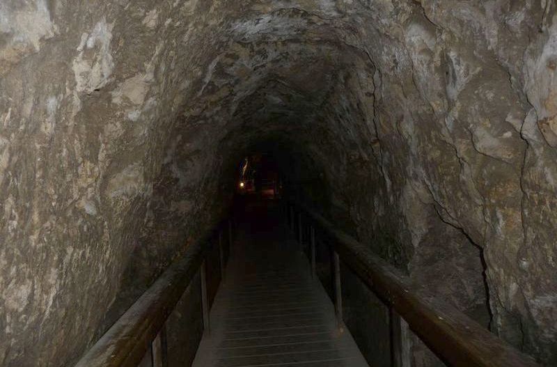 76-meggido tunnel vers le puits.jpg